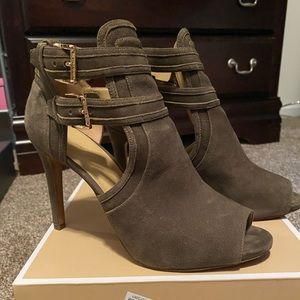 Size 9.5 green suede heels